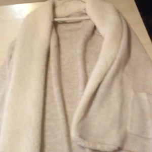 Cream sweater never wornin good condition